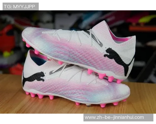 球星穿粉色足球鞋引发热议 展现独特个性与场上风采 球星穿粉色足球鞋引发热议 展现独特个性与场上风采